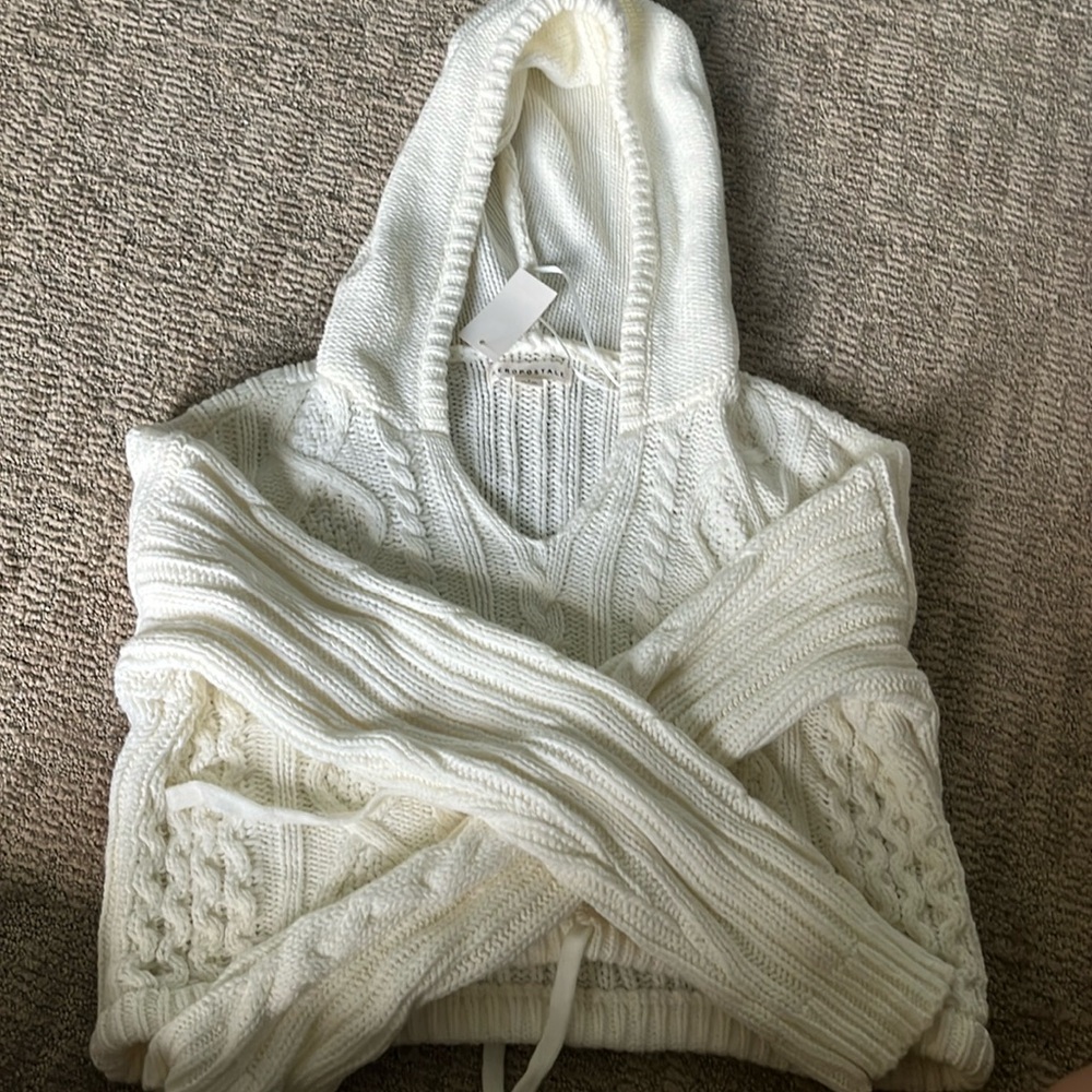 White, cropped sweater with hood